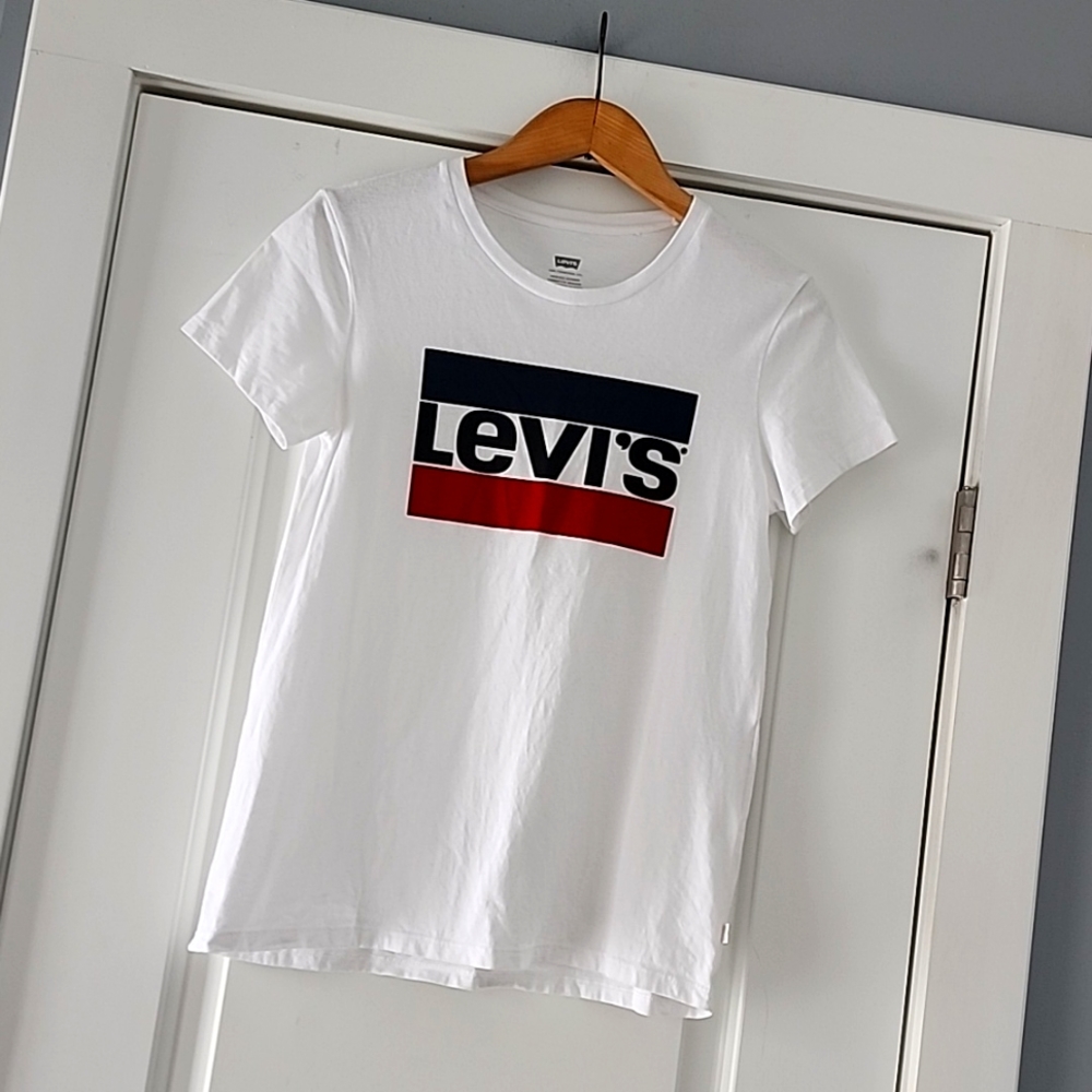 Levi's bright white t-shirt with navy/red logo!